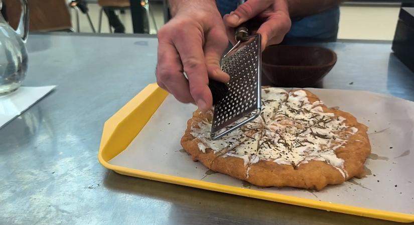 Szarvasgombás lángost kóstoltunk a pécsi vásárcsarnokban!