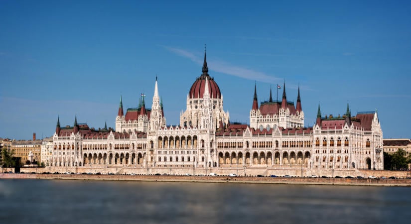 Medián: Bejutna a parlamentbe egy Fideszből kiváló polgári párt