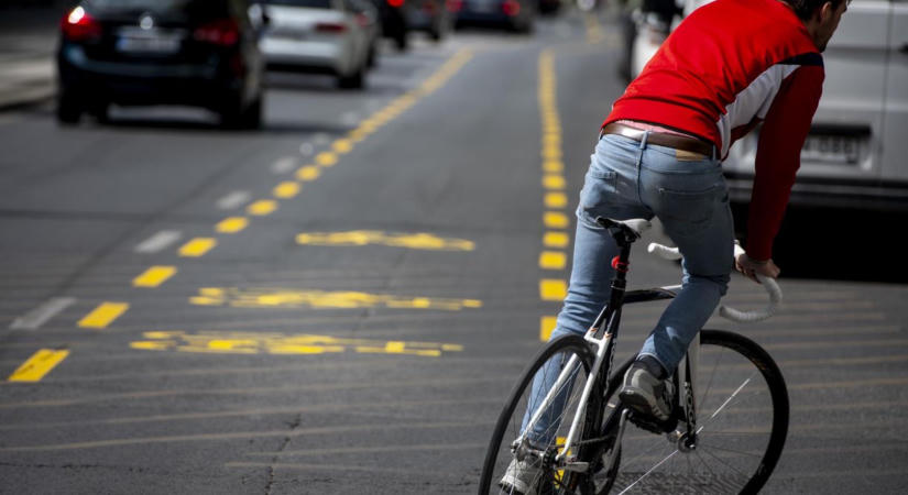 Biciklisáv jön a Szent Gellért rakpartra, részben a parkolósáv helyére