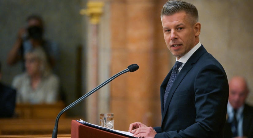 Magyar Péter kíméletlenül odaszólt a nyaraló Orbánnak: „hideg sör és a pálinka” képét helyezte szembe a paksi küzdelemmel