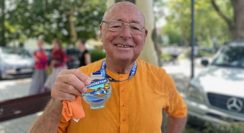 Elképesztő teljesítmény: a 77 éves lelkész több mint 40 kilométert úszik a Balatonban a somogyvámosi hospice-házért