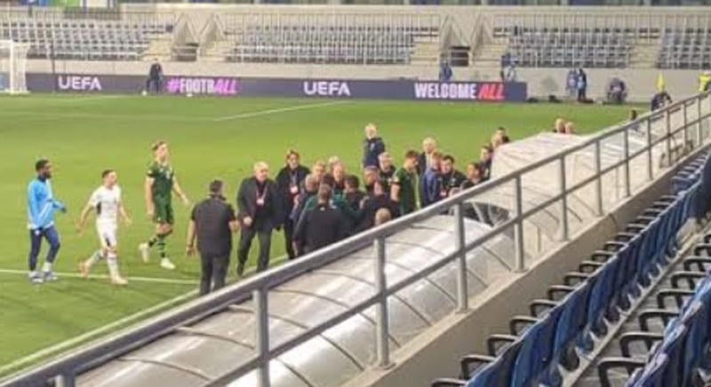 Nemzetek Ligája: Balhé az ír-izraeli meccs szünetében, leköphettek egy stábtagot - videó