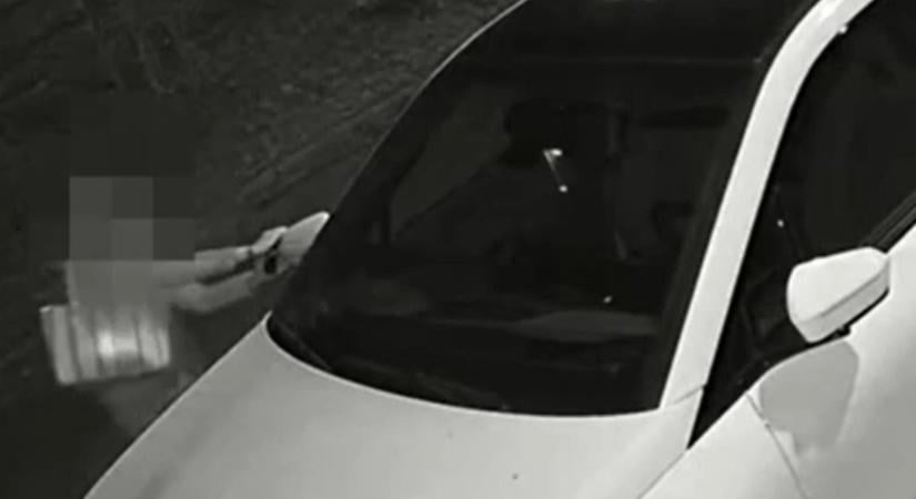 Videón, ahogy egy nő letöri egy húszmilliós BMW tükrét Debrecenben