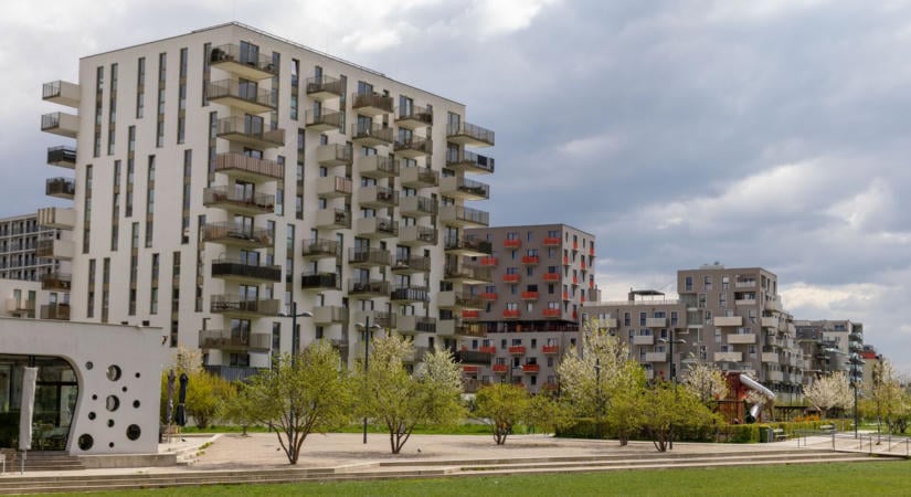 Mit keres egy bérházban babadühöngő és lakrész elvált szülőknek?