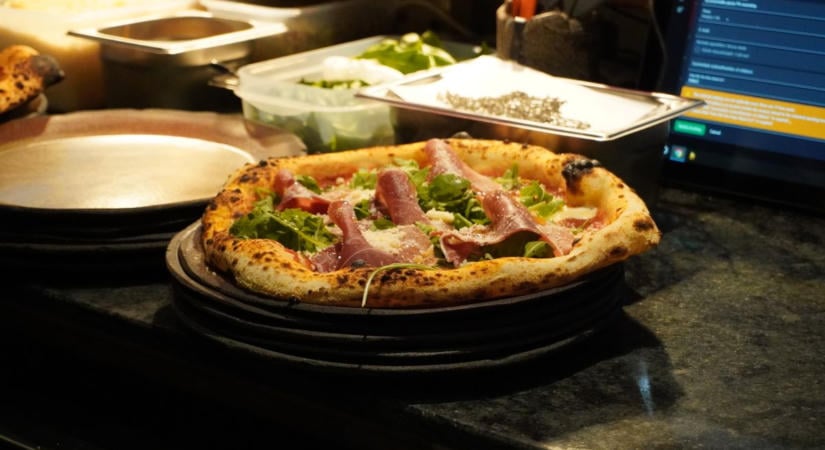 HÉTVÉGÉRE Különleges pizzával rukkolt elő a magyar étterem – a cég hagyományos ízeire már le is csapott a Spar