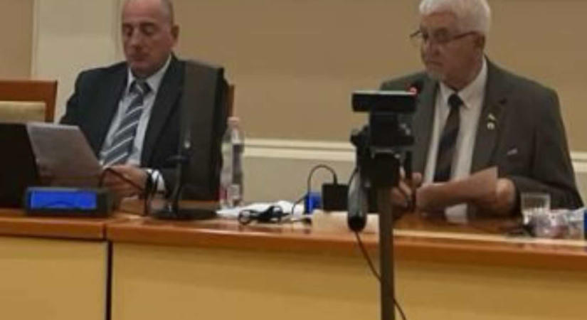 Felmentették Komló főjegyzőjét – röviddel a Juhász Gyula utcai ügyben tett feljelentés után