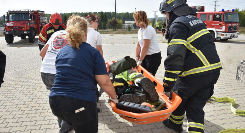 Lángoló szerelőműhelyből mentettek ki egy embert a KÖTÉL önkéntes tűzoltói – videó