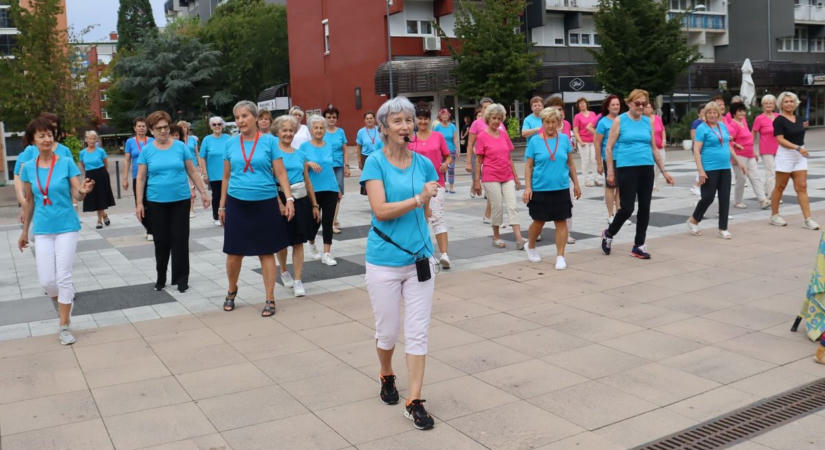 Lépések és mosolyok – szenior örömtánc töltötte meg élettel a zalaegerszegi Dísz teret (galéria, videó)