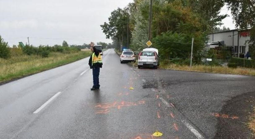 Cserbenhagyás Szekszárdon! Oszlopnak csapódott a sofőr, miután letolták az útról – gőzerővel keresik a felelőst