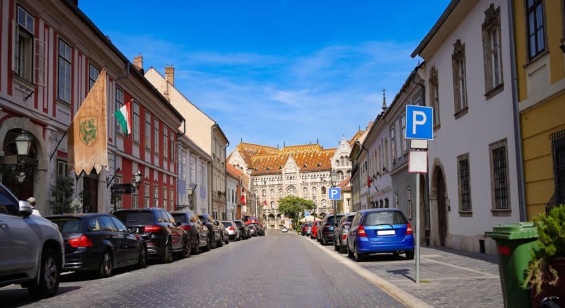 Visszavonták! Mégsem lesz horror parkolási díj Budapesten ezeknek az autóknak