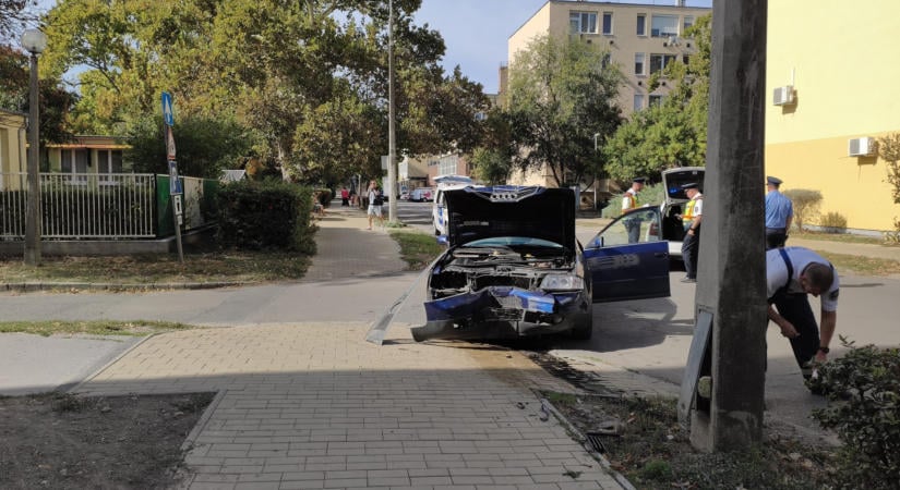 Villanyoszlopot és közlekedési táblát is kidöntött egy Audi az Oldalkosár utcán