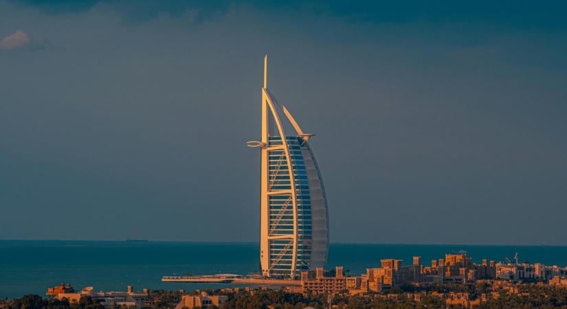 Nagy a baj! Ömlik az olaj Dubajnál egy meglőtt tankerből, strandokat zártak le