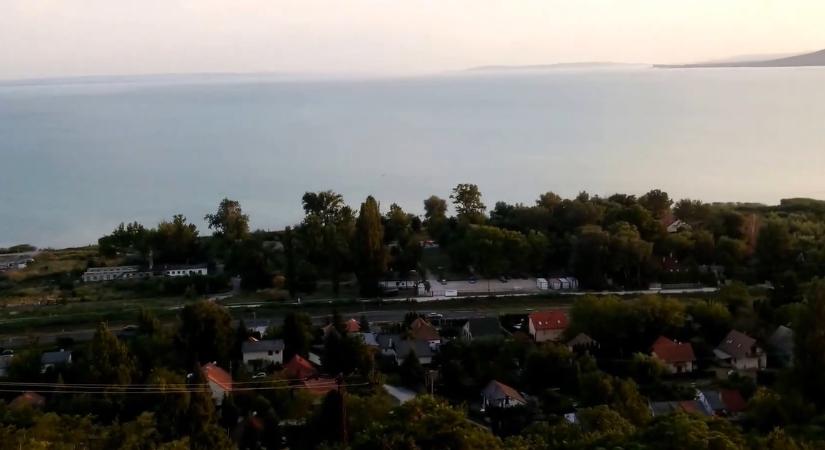 Soós-hegyi kilátó: egy hely, ahonnan vérbeli Balatoni panoráma tárul elénk