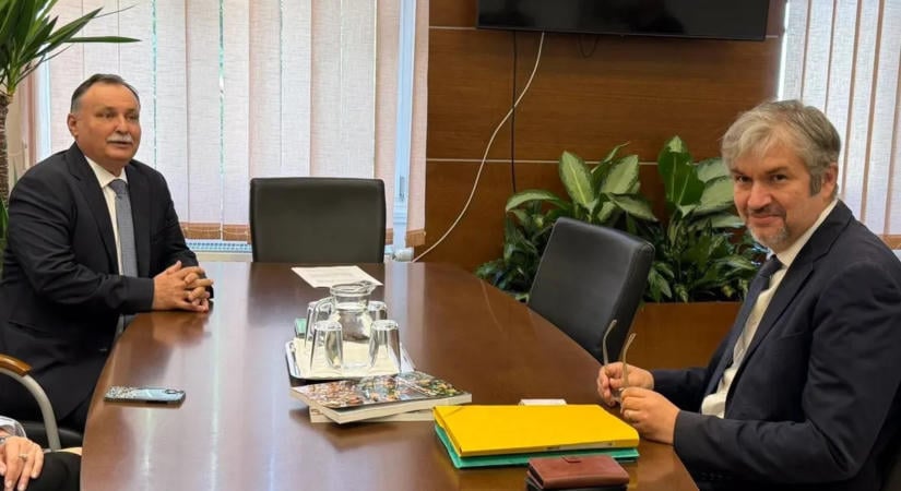 Hadházy Ákos dokumentumokat adott át a Mohu koncessziójáról Gajdos László minisztériumának