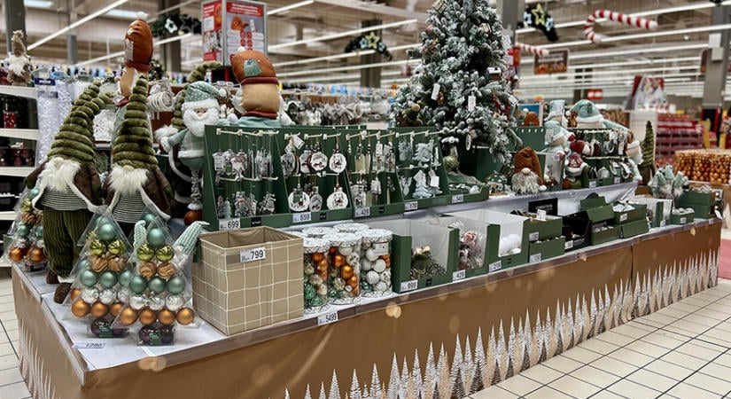 Még csak október van, de máris karácsonyi termékek lepték el a nagy hazai áruházlánc üzleteit! – fotók