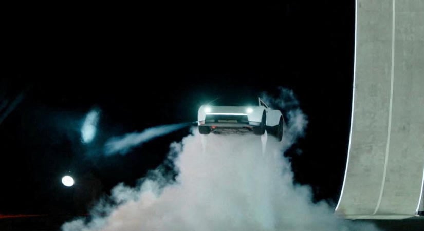 Már előrendelhető Elon Musk csodaautója, de jócskán a pénztárcába kell nyúlni