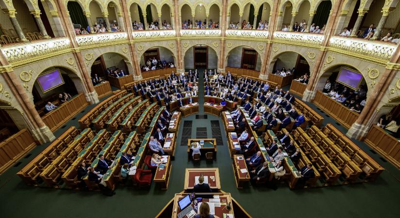„Az Orbán-rezsimben fikcióvá vált a képviselői lét”