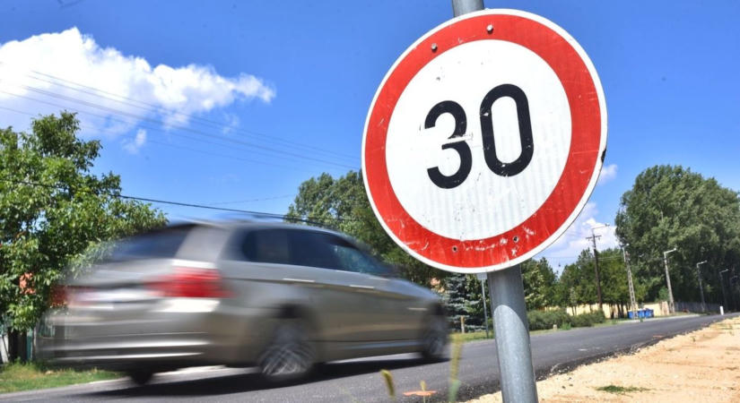 Versenypályává váltak a csendes abádszalóki utcák?