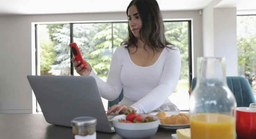 Így teheti tönkre a fogainkat az állandó telefonozás