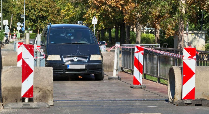 Balesetveszélyes? Óriási betontömböket tettek a szombathelyi hídhoz - mi történik? - fotók