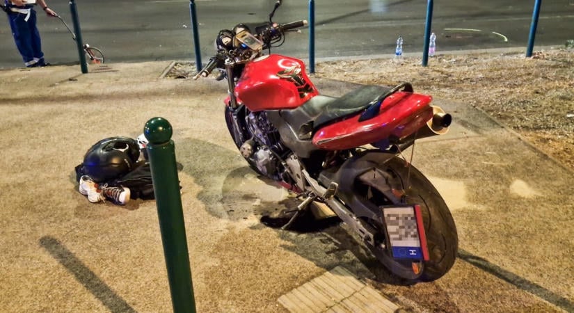 Nem tudni, miért nem ébred fel az édesapa – Egy hónapja szenvedett motorbalesetet a feleségével, két kisgyerek vár segítségre