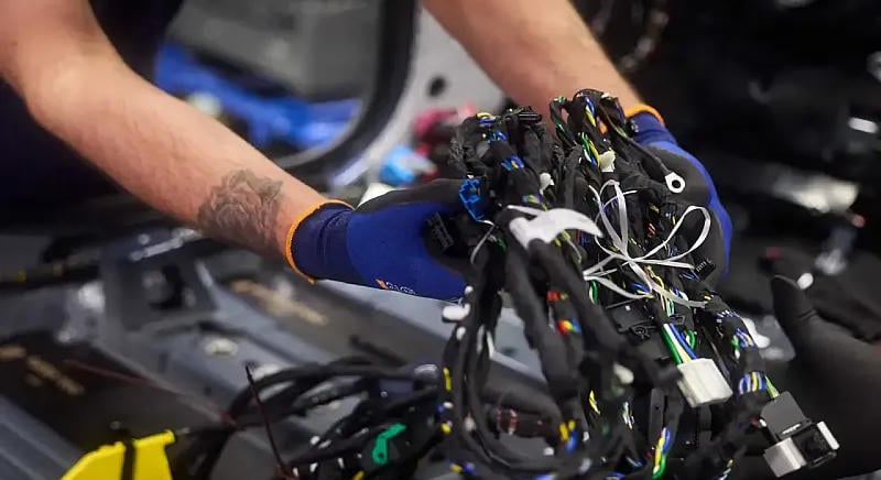 Van, amit még mindig nehéz robotokra bízni az autógyárakban