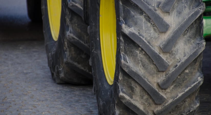 Csoda, hogy nem történt nagyobb baj: gázcsonkot szakított ki egy traktor, 11 embert kellett kimenekíteni Fejér megyében