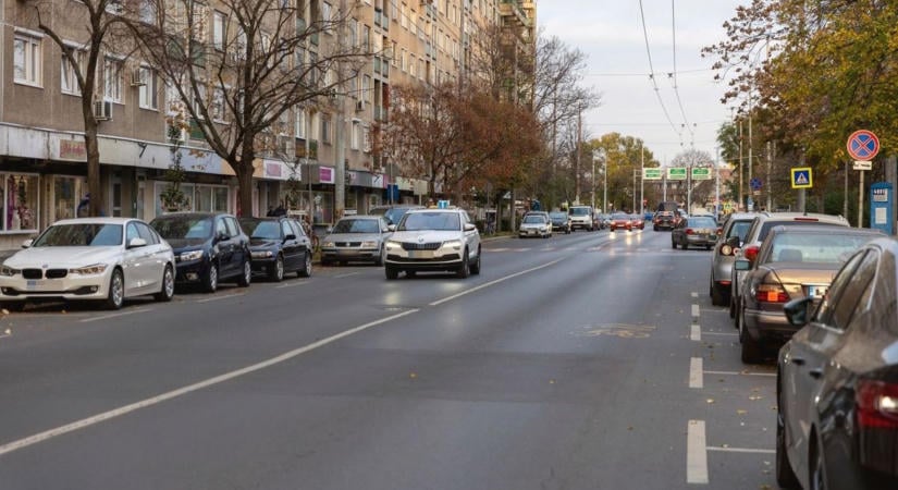Forrt az indulat Debrecenben! A nyílt utcán támadta meg az autót a férfi