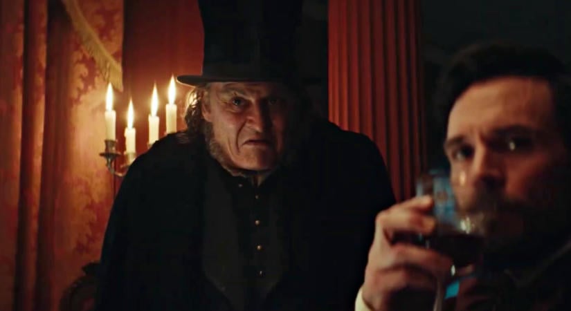 Új, magyar szinkronos előzetes érkezett az Ebenezerhez, amelyben az öreg Johnny Depp látványosan utálja a karácsonyt, de a karácsony szellemei ráijesztenek