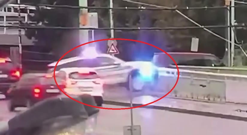 Videón, ahogy a folyóba zuhan a rendőrautó – mégis sértetlenül megúszták