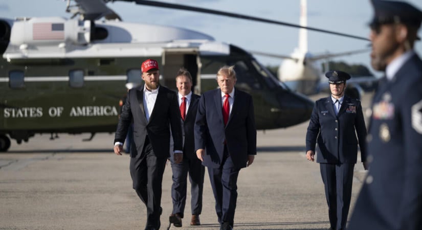 Stratégiát vált Donald Trump, és nem kicsit
