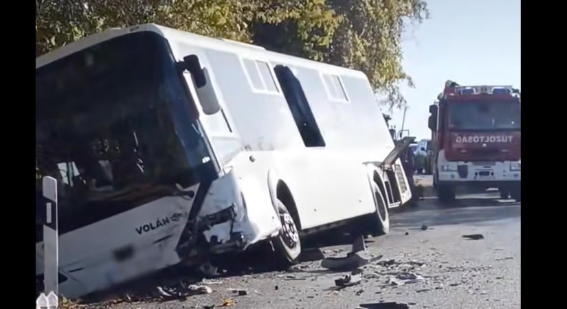 Volánbusz és személyautó karambolozott frontálisan Baranyában