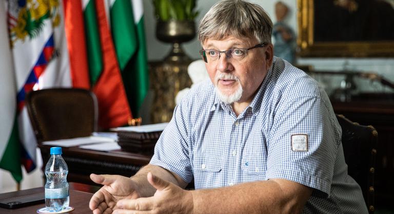Dézsi Csaba András: Én nem olvasok Pintér Bencét, csak komoly dolgokkal foglalkozom