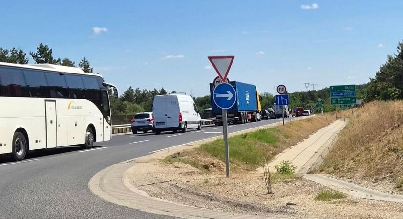 Kiskorú gyermekével hajtott az árokba egy nő a 8-as főúton helyszíni fotó