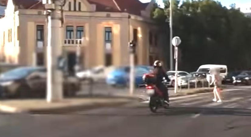 Pirosban szaladt az útra a gyalogos, a motoros már nem tudta elkerülni – videó