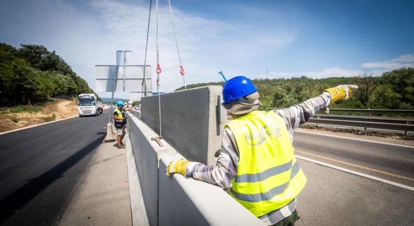 Az autósok szenvedhetik meg a Tisza-kormány Mészáros Lőrinc elleni hadjáratát: évekre torzó lehet az M1-es autópályából, és ezt Vitézy Dávid sem tagadja – „Erre nem tudok válaszolni”