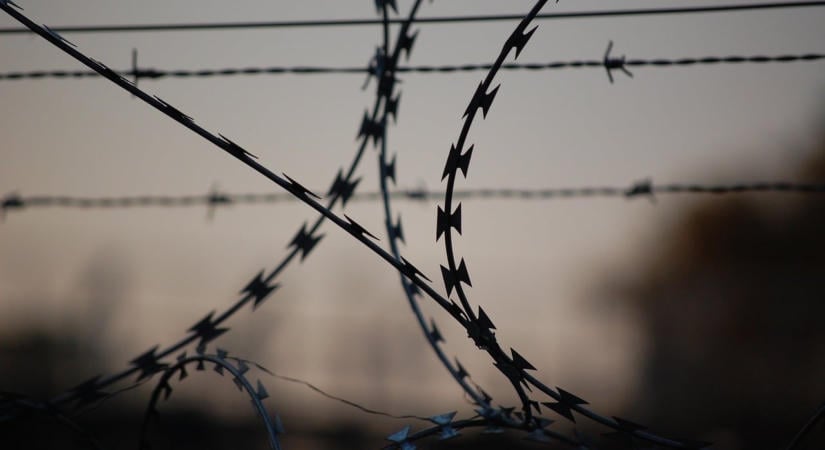 Napi 23 óra a zárkában: ilyen élet várhat a letartóztatott magyar milliárdosokra