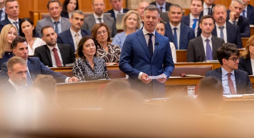 Az iskolakezdési támogatással és a normális közmédia megteremtésével feledtetheti a parlament Magyar Péter malőrjét
