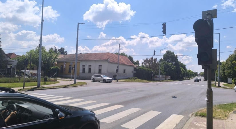 Másfél hete sötétek a jelzőlámpák Tata forgalmas csomópontjában - Mikorra javítják meg?