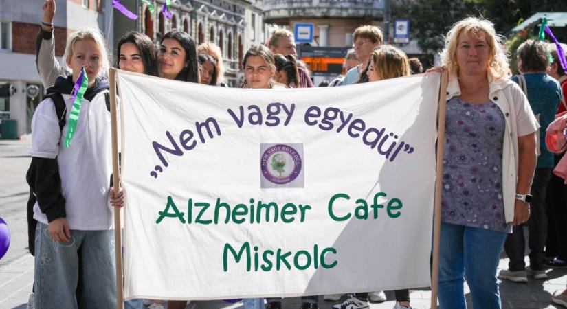Az emlékezetért léptek Miskolcon – Alzheimer-séta indult a város szívéből - képekkel, videóval