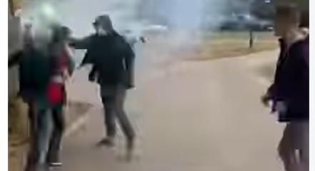 Maszkos támadók vertek össze fiatalokat viperákkal és fáklyákkal egy pancsovai szavazóhely előtt
