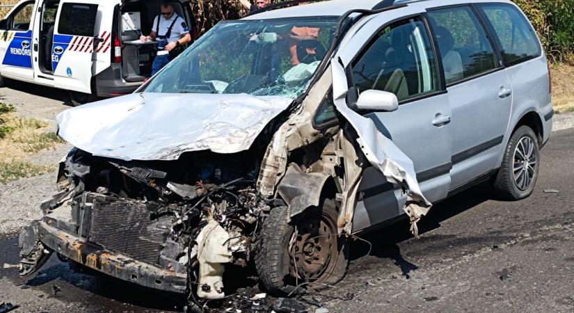 Ketten megsérültek az 51-esen, a pickup az árokba csapódott  fotók