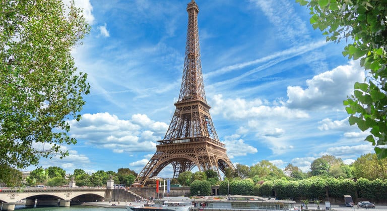 Áll a bál az Eiffel-torony körül, lemondott a vezérigazgató, miután női alkalmazottak kitiltását engedélyezték