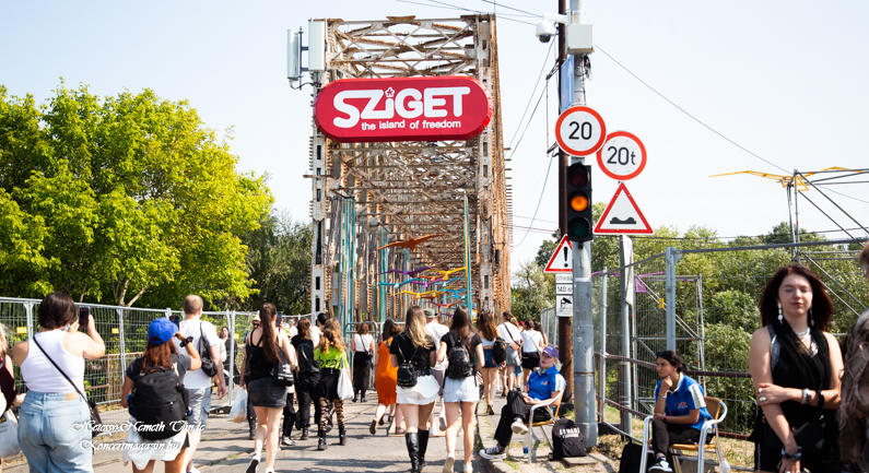 SZIGET – Nyugdíjas önkéntesek sütöttek palacsintát a Szigeten (VIDEÓ)