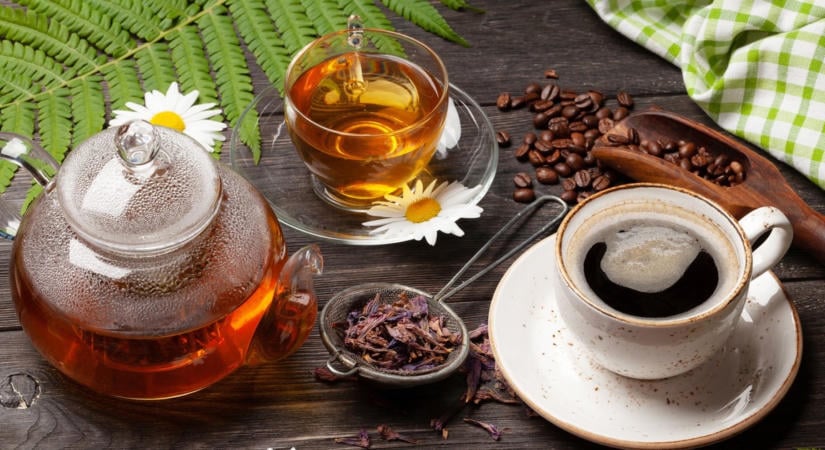 Kávé vagy tea éhgyomorra: melyiket válaszd reggel a tartós éberségéért és a gyomrod védelméért?