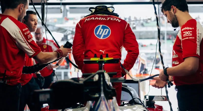 Lewis Hamilton médiacsendre inti a Ferrari dolgozóit