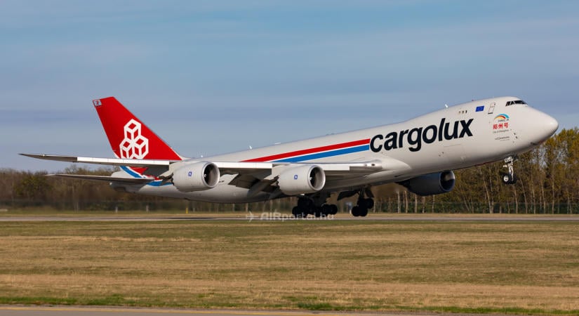 Összecsuklott egy Cargolux Boeing 747-8F főfutója Luxemburgban