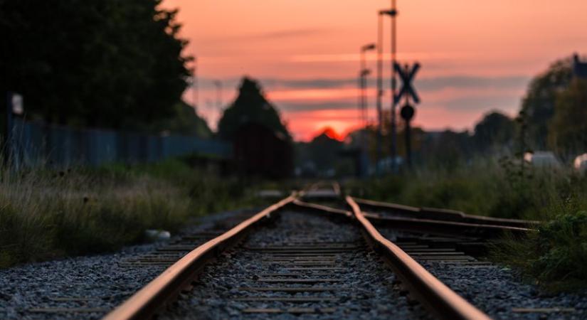 Rászakadt a felsővezeték egy tehervonatra Szabadbattyán és Kiscséripuszta között