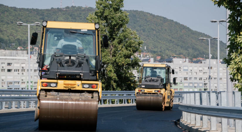 Megvan az időpont, mikor indulhat újra a forgalom a Flórián téri felüljárón
