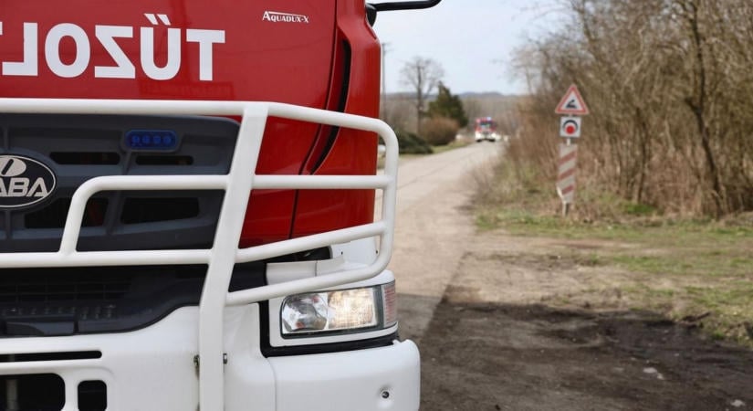 Kigyulladt egy akácos a 2622-es út mellett – huszonöt hektár borult lángba!